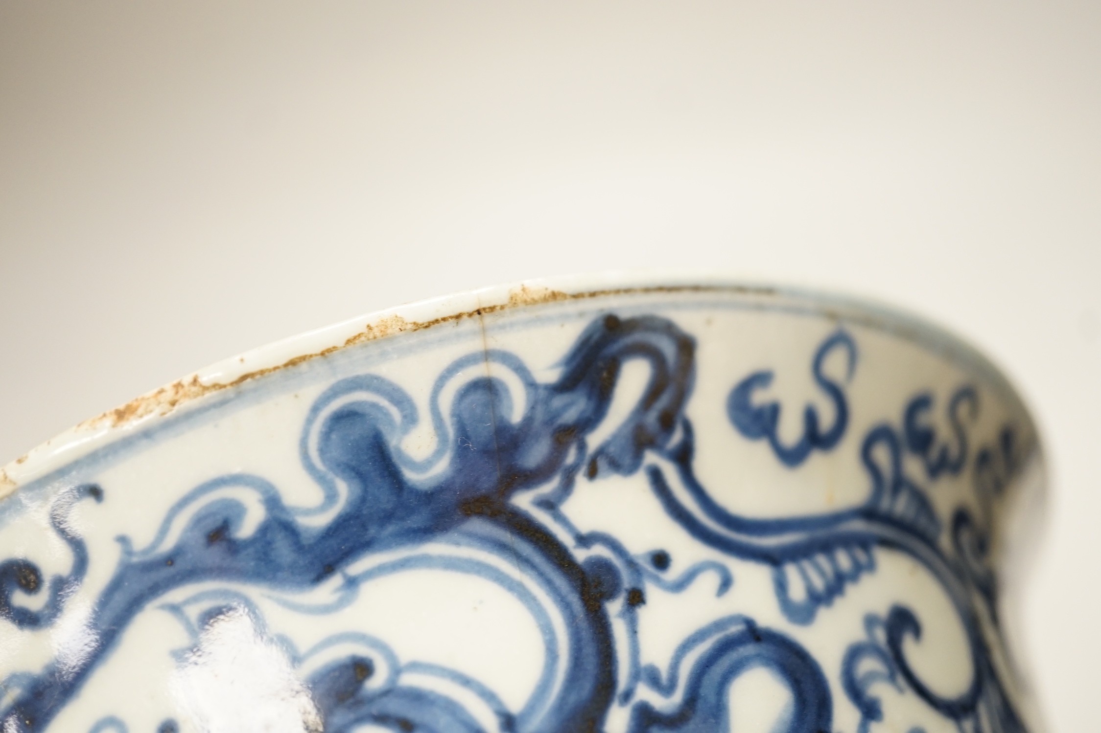 A Chinese Ming dynasty blue and white bowl, 17cm